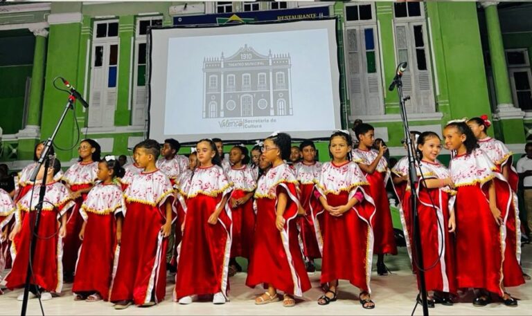 cantata-de-natal-da-prefeitura-de-valenca-emociona-publico-com-noite-de-musica,-fe-e-celebracao