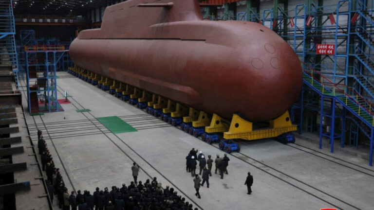 coreia-do-norte-revela-imagens-de-seu-submarino-nuclear-em-construcao