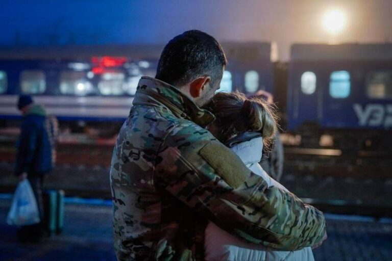 O ‘trem do amor’, no qual ucranianas visitam seus maridos que lutam contra a Rússia o-‘trem-do-amor’,-no-qual-ucranianas-visitam-seus-maridos-que-lutam-contra-a-russia