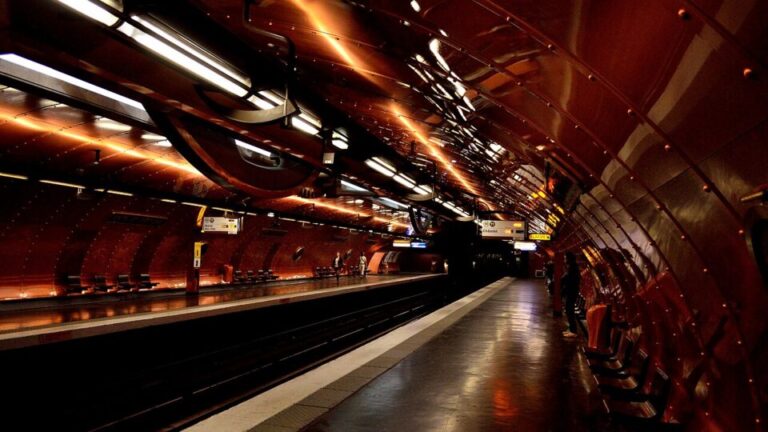 Polícia detém suspeito de esfaquear três mulheres no metrô de Paris policia-detem-suspeito-de-esfaquear-tres-mulheres-no-metro-de-paris