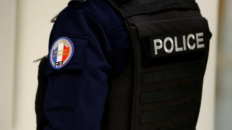 jovem-e-detida-apos-ir-a-hospital-com-bebe-morto-na-mochila-na-franca