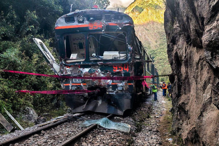 choque-de-trens-rumo-a-machu-picchu-deixa-1-morto-e-fere-40,-entre-eles-3-brasileiros;-veja-video
