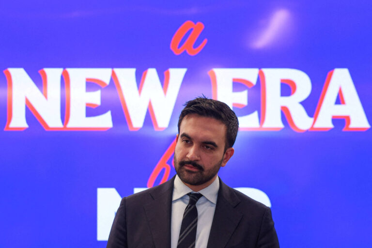 socialista-democrata-de-ny-toma-posse-sob-atencao-nacional