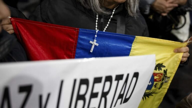 venezuelanos-pelo-mundo-vao-as-ruas-comemorar-captura-de-maduro;-veja-imagens
