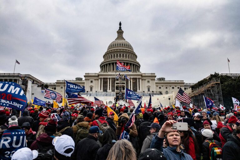 cinco-anos-apos-invasao-do-capitolio,-perdao-de-trump-nao-foi-o-suficiente-para-vandalos
