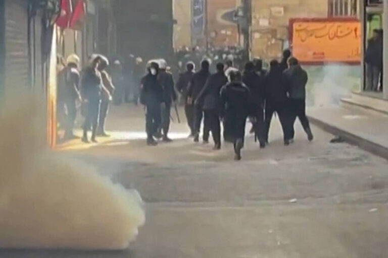 protestos-se-espalham-pelo-ira-e-regime-aumenta-repressao;-veja-video