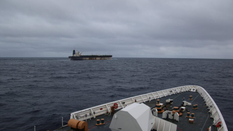 EUA interceptam petroleiro com bandeira russa que desafiou bloqueio na Venezuela eua-interceptam-petroleiro-com-bandeira-russa-que-desafiou-bloqueio-na-venezuela