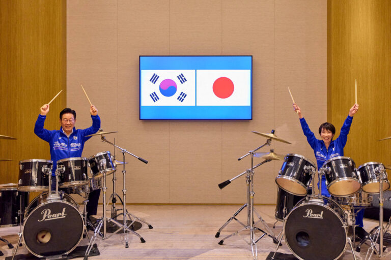 Primeira-ministra do Japão e presidente da Coreia do Sul tocam bateria juntos; veja vídeo primeira-ministra-do-japao-e-presidente-da-coreia-do-sul-tocam-bateria-juntos;-veja-video