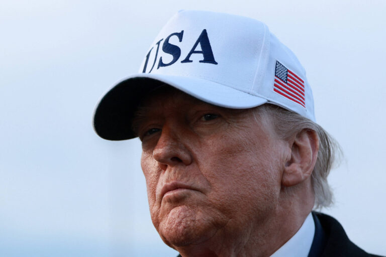 trump-mostra-dedo-do-meio-e-xinga-funcionario-de-fabrica-que-o-chamou-de-‘defensor-de-pedofilo’