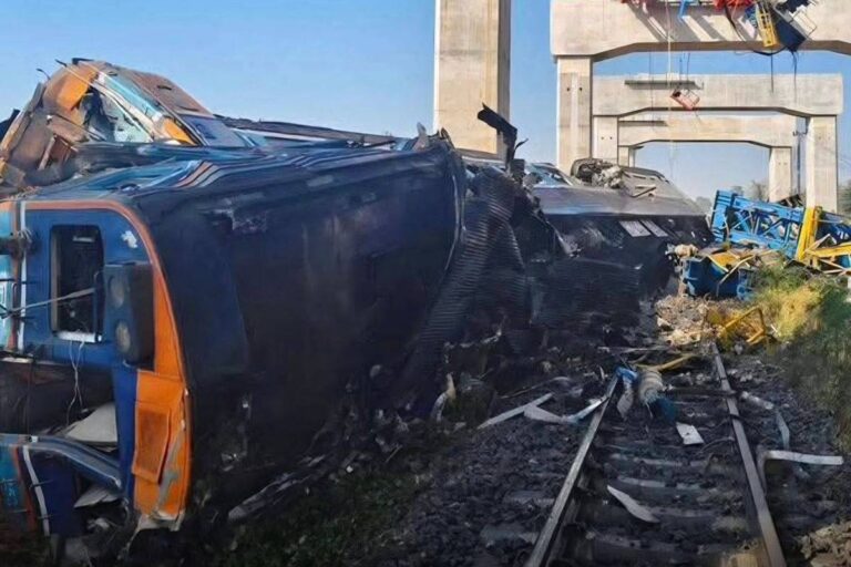 guindaste-cai-sobre-trem-na-tailandia,-e-ao-menos-32-morrem;-veja-video
