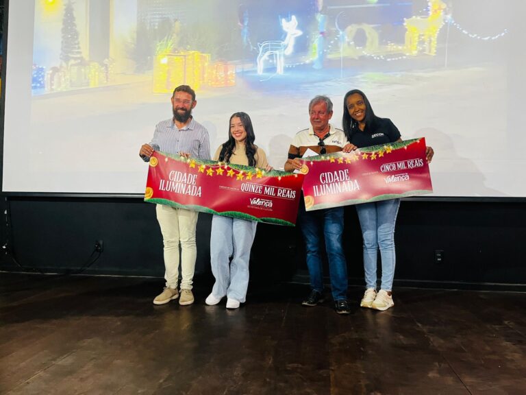 sorteio-publico-define-vencedores-do-concurso-cidade-iluminada,-familia-premiada-em-valenca