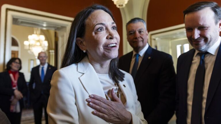maria-corina-se-encontra-com-trump-e-o-presenteia-com-medalha-do-nobel