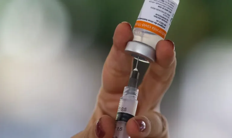 ha-5-anos,-brasil-aplicava-primeiras-doses-de-vacina-contra-a-covid-19