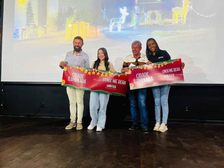 sorteio-publico-define-vencedores-do-concurso-cidade-iluminada,-familia-premiada-em-valenca