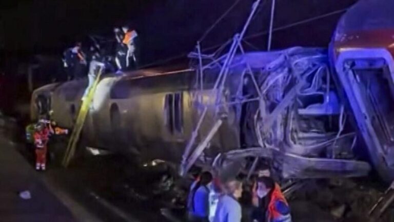 trem-de-alta-velocidade-descarrila-e-deixa-ao-menos-39-mortos-na-espanha