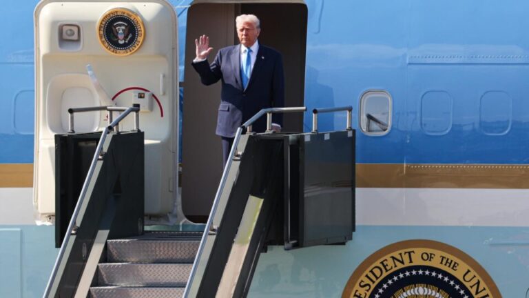 aviao-usado-por-trump-volta-a-base-apos-sofrer-falha-durante-viagem-para-davos