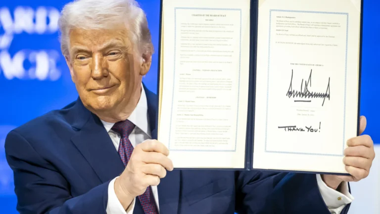 donald-trump-assina-carta-de-criacao-do-conselho-da-paz