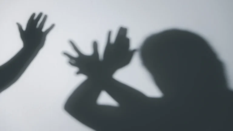 mulher-escraviza-vitima-por-25-anos-e-e-condenada-no-reino-unido