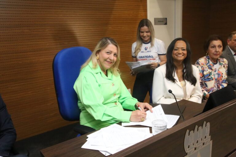 tjba-instala-o-banco-vermelho-como-simbolo-de-combate-a-violencia-contra-a-mulher