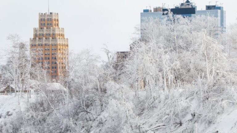 neve-e-gelo-nos-eua-cancelam-13,4-mil-voos-e-deixam-230-mil-sem-energia