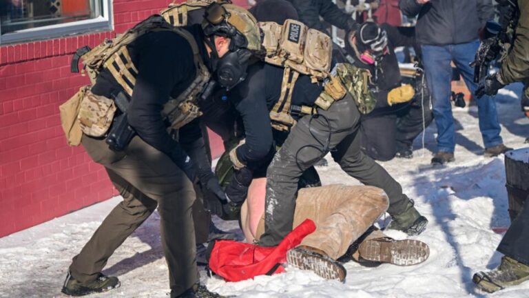 homem-e-morto-por-agentes-do-ice-em-minneapolis;-trump-critica-governador-pelo-incidente