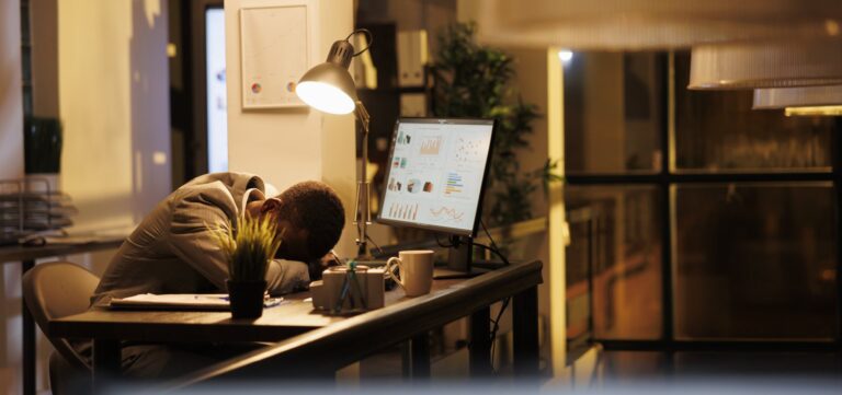 afastamentos-por-transtornos-mentais-crescem-quase-80%-em-dois-anos-no-pais