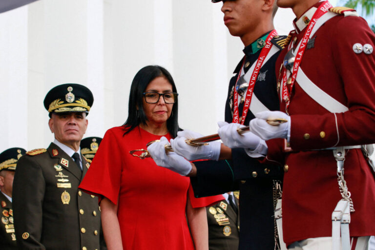 delcy-da-indireta-a-maria-corina,-que-diz-que-ninguem-confia-na-lider-interina