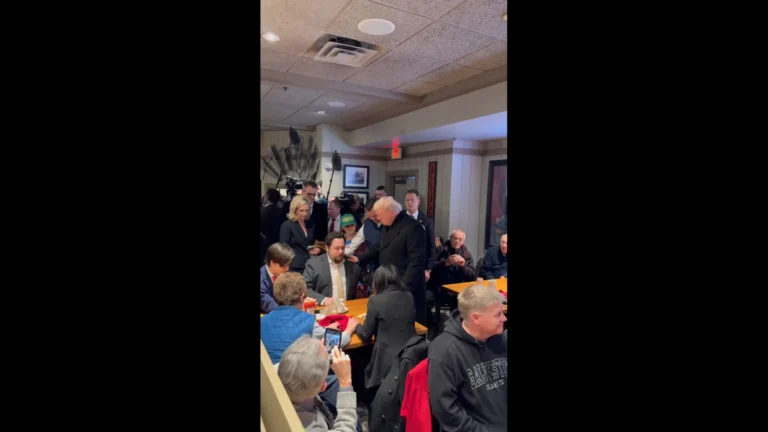 trump-visita-restaurante-e-cidadao-pergunta:-“posso-rezar-por-voce?”