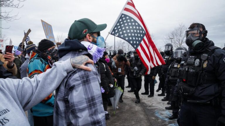 Juiz ordena libertação de pai e criança de 5 anos detidos pelo ICE em Minneapolis juiz-ordena-libertacao-de-pai-e-crianca-de-5-anos-detidos-pelo-ice-em-minneapolis