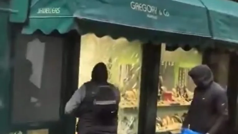dois-homens-assaltam-joalheria-em-plena-luz-do-dia-em-londres;-video