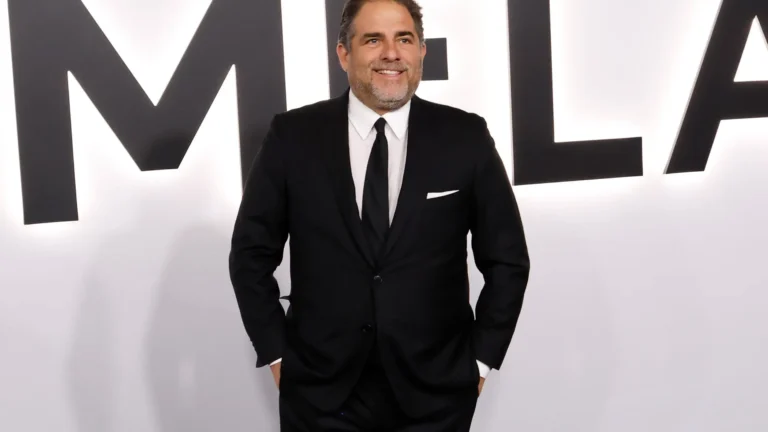 diretor-de-documentario-“melania”-surge-em-(novas)-fotografias-de-epstein