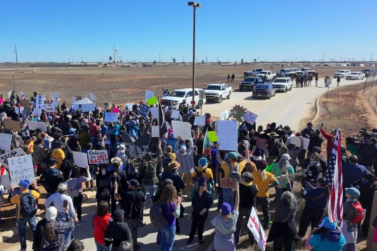 Centro de detenção do ICE no Texas tem casos de sarampo, e migrantes são postos em quarentena centro-de-detencao-do-ice-no-texas-tem-casos-de-sarampo,-e-migrantes-sao-postos-em-quarentena