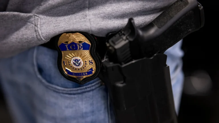 site-aponta-quem-sao-agentes-mascarados-que-mataram-homem-em-minneapolis