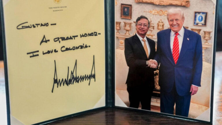 petro-exibe-presente-recebido-de-trump-durante-encontro-nos-eua:-grande-honra