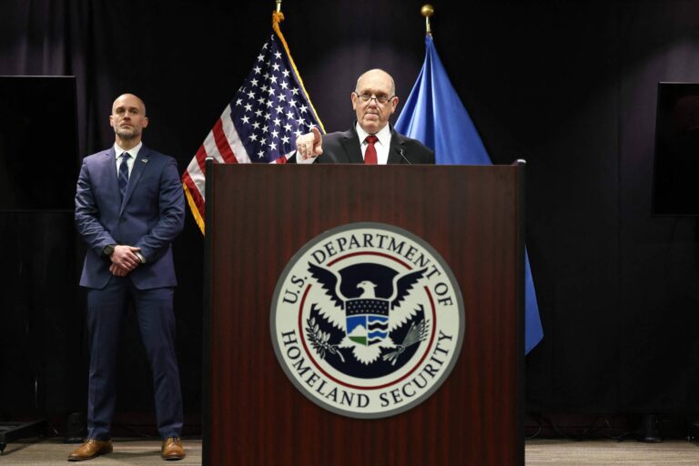 Governo Trump anuncia ‘retirada imediata’ de 700 agentes de imigração em Minnesota governo-trump-anuncia-‘retirada-imediata’-de-700-agentes-de-imigracao-em-minnesota