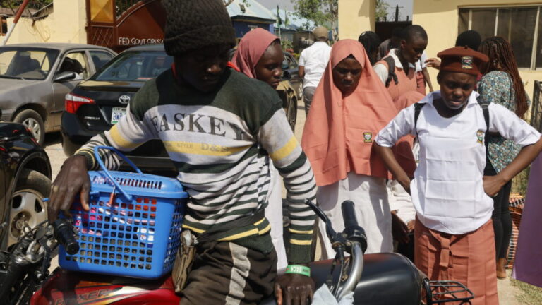 Terroristas armam emboscada e matam cerca de 170 pessoas na Nigéria terroristas-armam-emboscada-e-matam-cerca-de-170-pessoas-na-nigeria