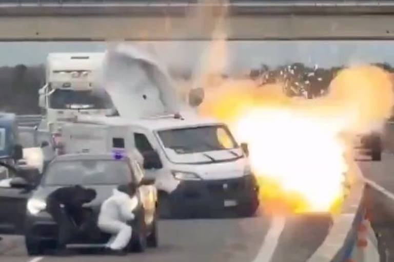 Assaltantes explodem carro-forte e trocam tiros com a polícia na Itália; veja vídeo assaltantes-explodem-carro-forte-e-trocam-tiros-com-a-policia-na-italia;-veja-video