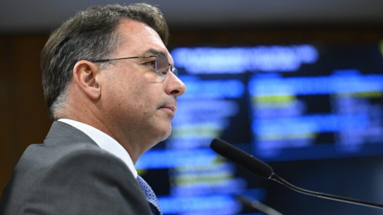 flavio-bolsonaro-aponta-ruptura-na-democracia-brasileira-em-entrevista-a-canal-frances
