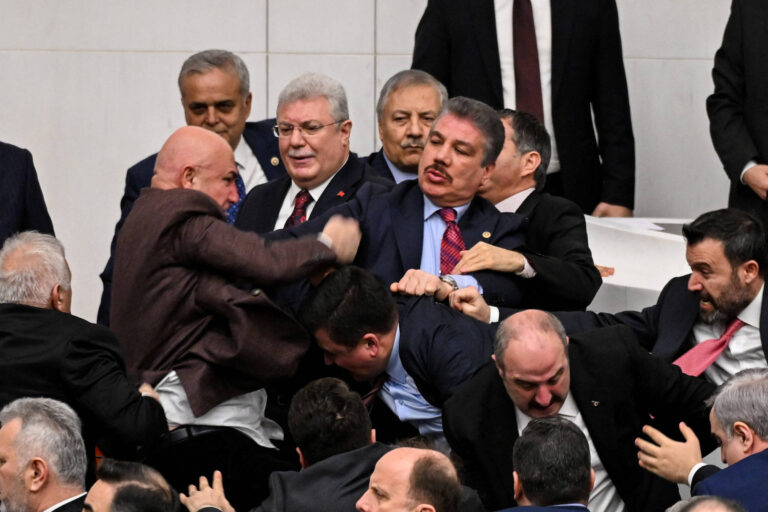 Parlamentares na Turquia trocam socos em posse de novo ministro da Justiça parlamentares-na-turquia-trocam-socos-em-posse-de-novo-ministro-da-justica