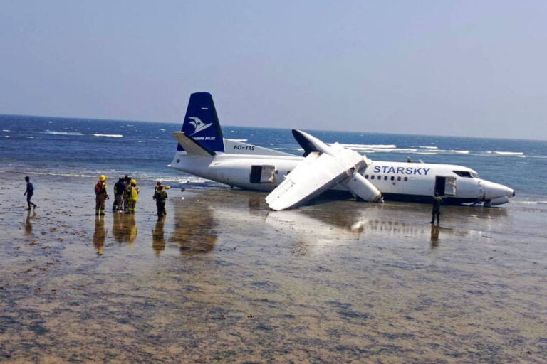 Piloto faz pouso de emergência e para avião no mar na Somália; veja vídeo piloto-faz-pouso-de-emergencia-e-para-aviao-no-mar-na-somalia;-veja-video