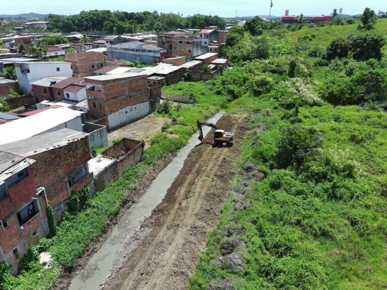 prefeitura-de-valenca-avanca-na-limpeza-de-canais-no-tio-virginio-e-estancia-azul