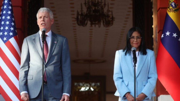 Secretário dos EUA visita Venezuela e fecha acordo histórico sobre setor de energia secretario-dos-eua-visita-venezuela-e-fecha-acordo-historico-sobre-setor-de-energia