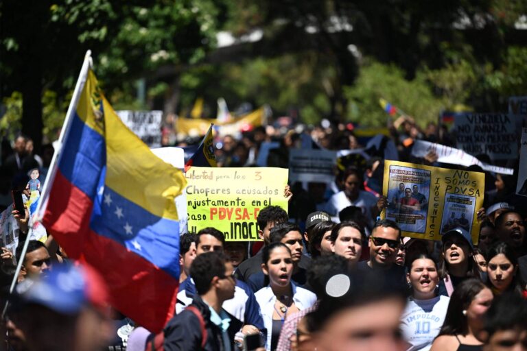 milhares-fazem-primeira-grande-manifestacao-da-oposicao-na-venezuela-apos-queda-de-maduro