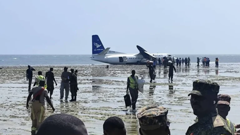 aviao-com-55-pessoas-faz-pouso-de-emergencia-e-vai-parar-no-mar;-veja