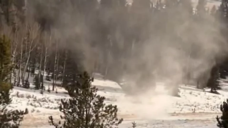 raro-tornado-de-neve-e-flagrado-em-video-nos-eua;-veja-as-imagens