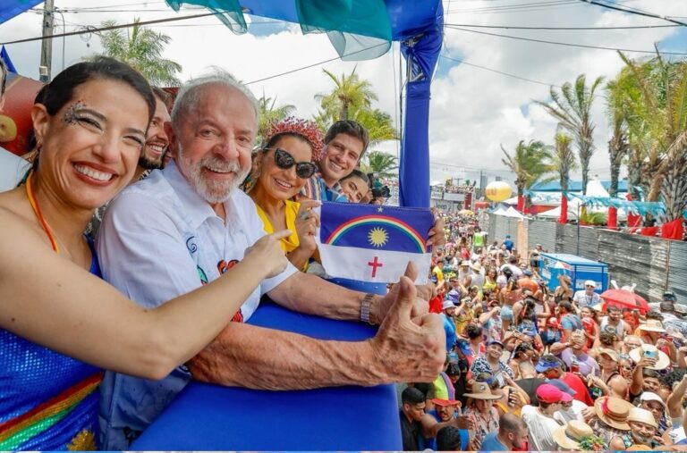 lula-marca-presenca-no-galo-da-madrugada-ao-lado-de-joao-campos-e-raquel-lyra