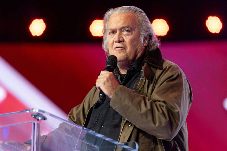 steve-bannon-pediu-ajuda-a-epstein-para-‘derrubar’-papa-francisco,-mostram-documentos