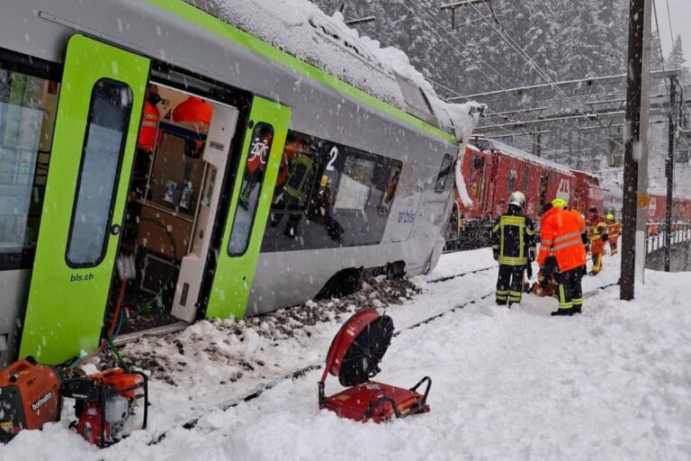 Trem descarrila na Suíça após avalanche e deixa cinco feridos trem-descarrila-na-suica-apos-avalanche-e-deixa-cinco-feridos