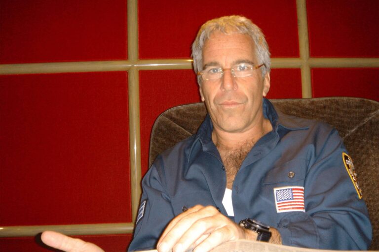 arquivos-expoem-como-elite-global-circulou-ao-redor-de-epstein;-veja-video