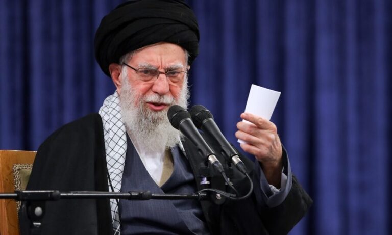 Em meio a negociações, Khamenei ameaça afundar porta-aviões dos EUA em-meio-a-negociacoes,-khamenei-ameaca-afundar-porta-avioes-dos-eua